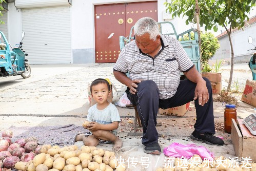 37度高温，农村2岁娃跟着爷爷做生意，土豆当玩具，看得心疼