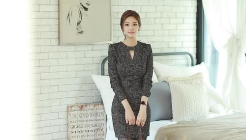 美女|美女穿搭：灰色紧身裙魅力无限，黑丝袜才是魅力之源