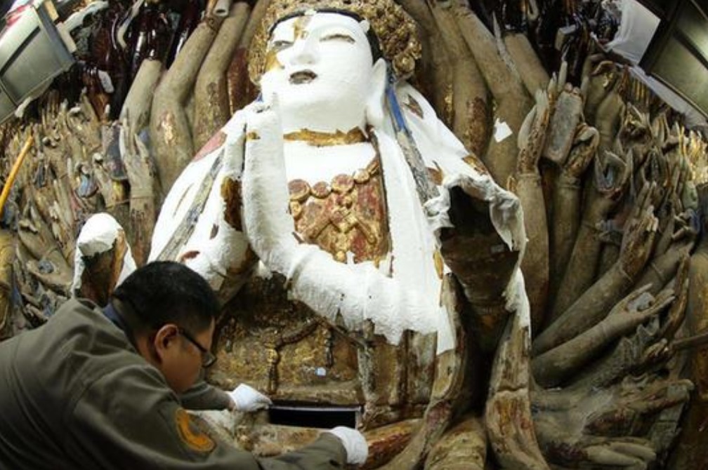 造像#重庆工人修缮千手观音像,无意触发秘密机关,揭开800年前的历史
