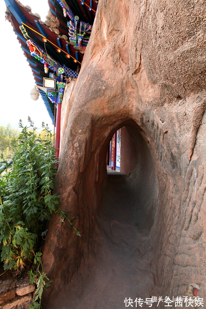 马蹄寺|拥有1600年历史的马蹄寺石窟群，爬过狭窄通道能上到最顶层石窟