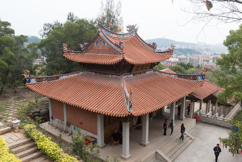 福建泉州也有一座少林寺，由河南少林寺僧人创办，以武术闻名