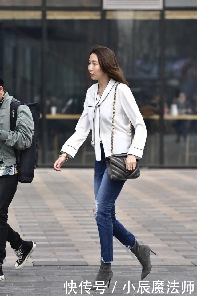 潇洒|路人街拍,蓝色牛仔裤搭配白色休闲衫,十分的潇洒随性