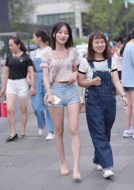 牛仔裤 穿着卡其色,时尚而老成,充满高级感