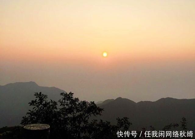 一轮橘日楚云飞,十里寒江落翠微