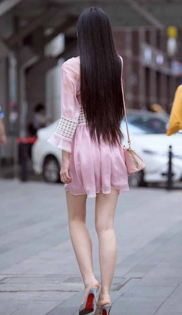 别样|街拍意想不到的粉色连衣裙穿搭出别样美感成为全场关注的焦点