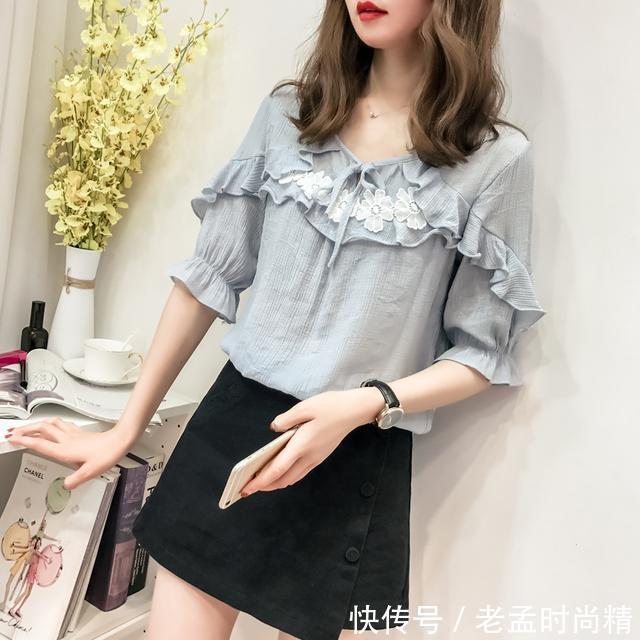 女人味 女人到了30-45这个年龄段,适合穿洋气花边衫,显甜美女人味