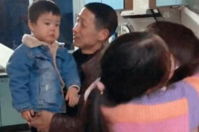 宝宝|“吃醋宝宝”表情火了,只因妈妈多抱了一会姐姐,网友:简直可爱