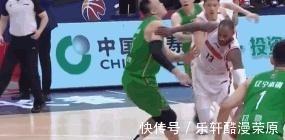 央视|央视全国直播中,韩德君威姆斯冲突被消音,易建联一举动维护两人