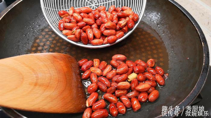 炸花生米时,出锅直接撒盐大错特错,教你一招,花生酥脆不返潮