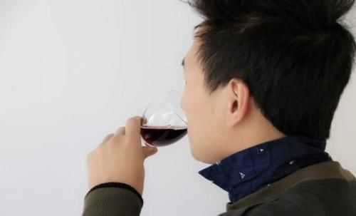 酒精|吃晚饭时喝二两酒,到底是养生还是伤身?答案已公布,了解下