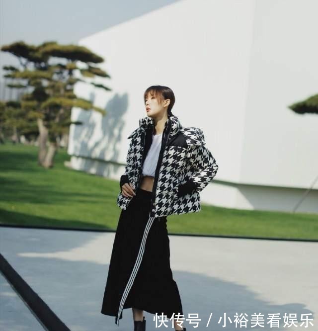 要注意|阔腿裤也该收一收了,最近流行“羽绒服+半身裙”,小个子也适合