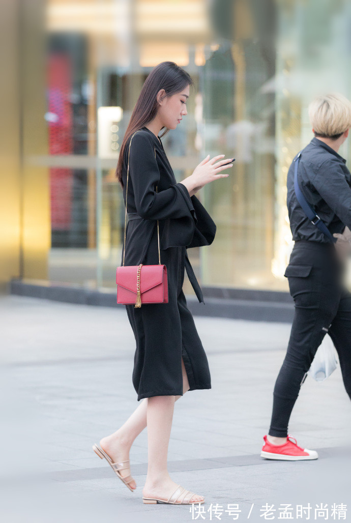街拍|街拍,这样的搭配让女性美的有高度,简直是吸睛无数!