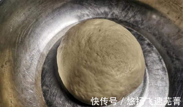 芝士|我的懒人披萨比外卖好吃,不要揉面机,分享手揉披萨饼的详细配方!