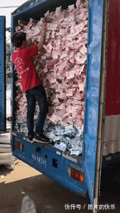 |搞笑GIF趣图:墨镜一带,谁都不认识