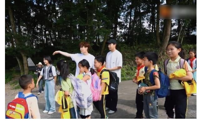 嘉宾们|张艺兴外出招呼小朋友，却意外偶遇吴亦凡，下意识表情太好笑