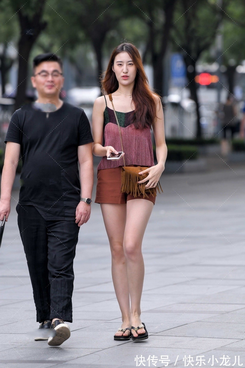 背心 小姐姐的背影很好看,因为她的穿搭很好看,很有时尚气质