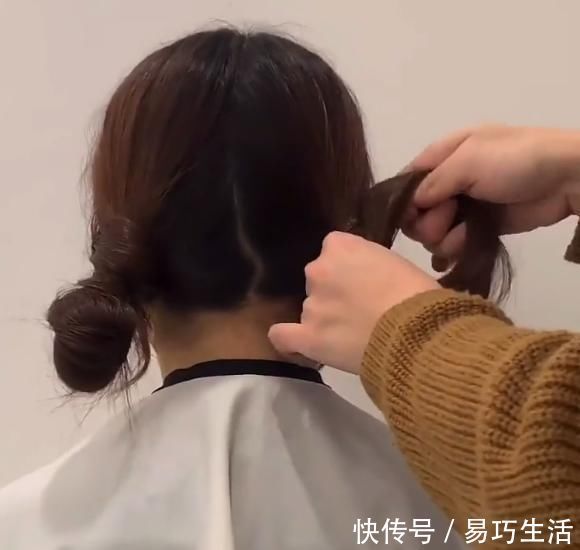 编发|女孩换了款双马尾式丸子头发型后,给人感觉清爽了很多,男生:确实好看