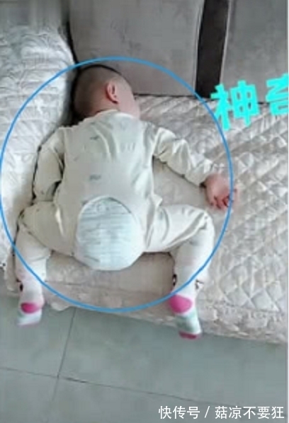 宝宝|奇闻:妈妈洗完奶瓶回来发现宝宝不动,走近一瞧,睡姿真是服了