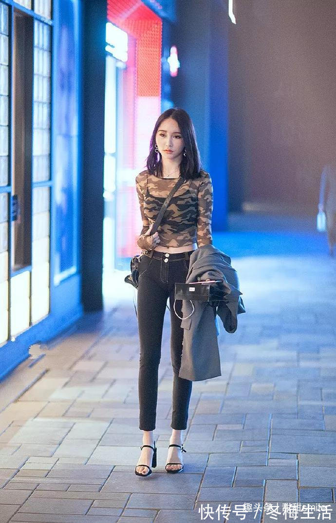 小姐姐|美女脚上搭配一双高跟鞋,这样的穿搭既简约又显高和显瘦