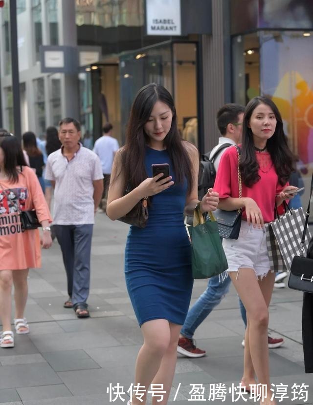 小白鞋不仅简约百搭,且减龄效果相当不错,青春靓丽又不缺时尚感