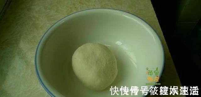 柔软|这是我见过最简单的烙饼,一擀一折,有菜有蛋,柔软筋道真解馋