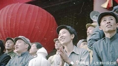 中国女性|1949开国大典天安门城楼上出现“女性”，个个朴素简单但不平凡