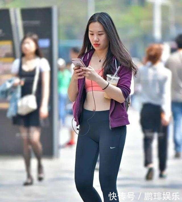 复古风 黑色迷人运动鞋搭配黑色修身打底裤,相当常见的单品,搭配基础款!