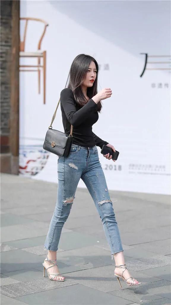 牛仔裤|简约穿搭的小姐姐,一件牛仔裤就可以绽放美
