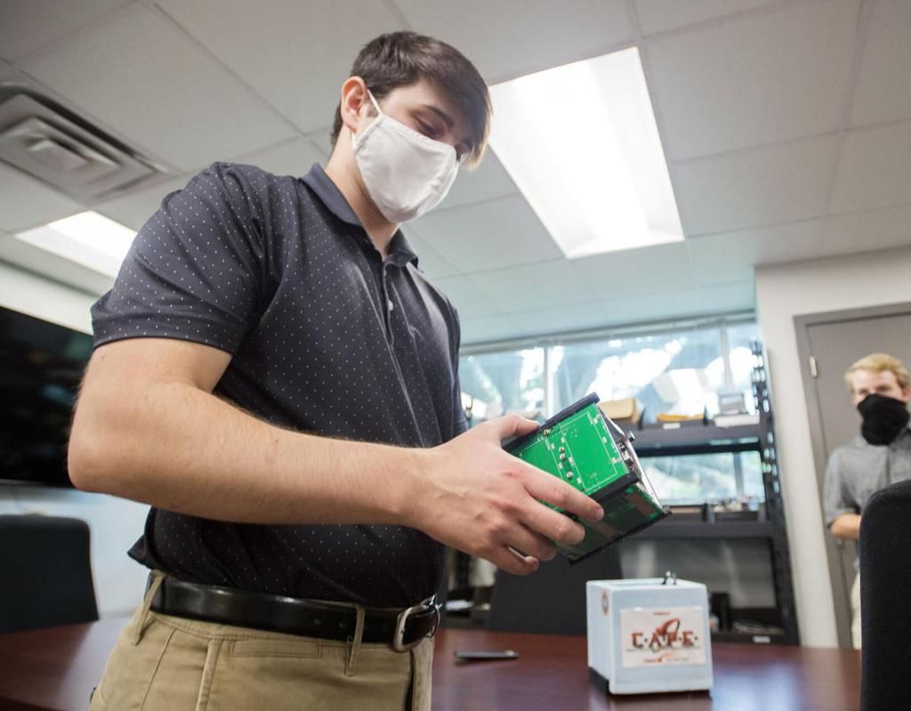 这所美国大学做了一个只有魔方大小的卫星