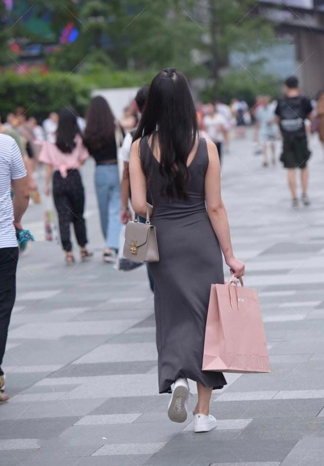 连衣裙 无袖修身连衣裙搭配小白鞋,温文尔雅,气质迷人