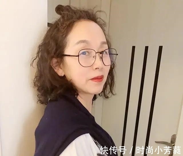 蕾丝 57岁姥姥意外爆红网络，不仅外孙带的好，时髦穿搭女儿辈都羡慕