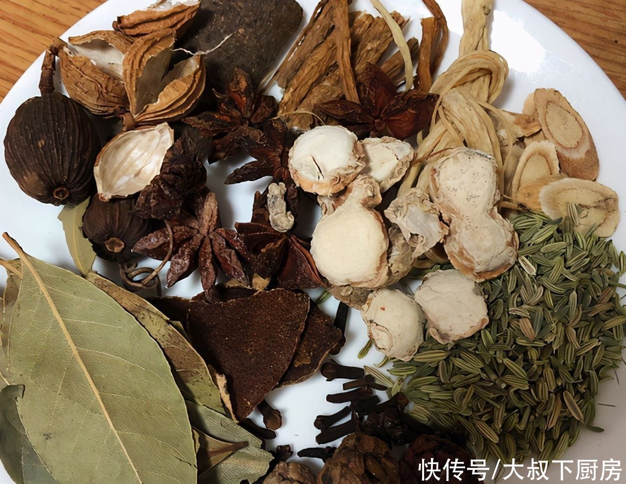  开胃|今日菜谱：大叔教你凉拌麻辣猪耳，香辣脆爽，开胃解腻，家人爱吃