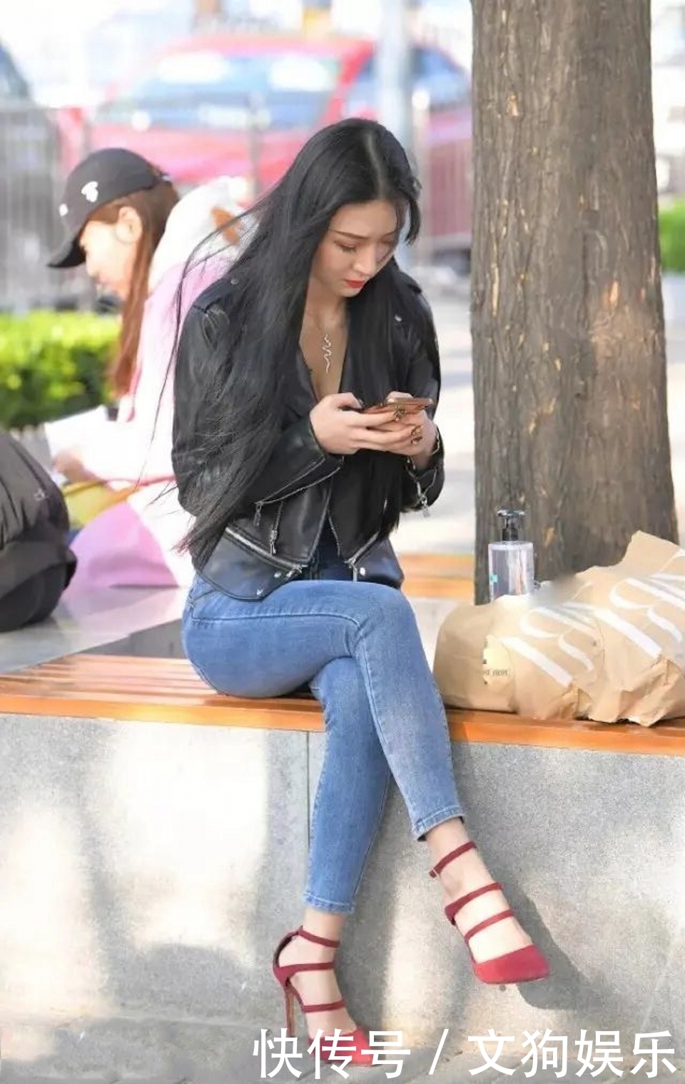 路人街拍,美女穿白色的收腰斜肩上衣,洋气又减龄