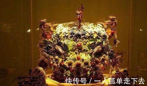 scate:tttttttttt!80岁老人留下一枕头,儿子主动上交,国家奖励10万!