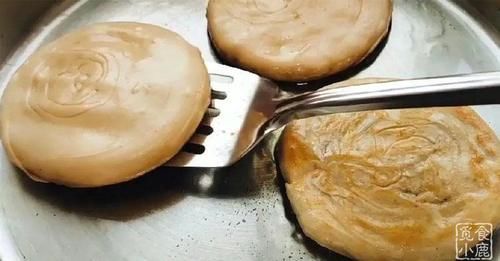  另一边|外面摊贩卖5块钱一个的饼，在家做出来满屋留香，太好吃了！