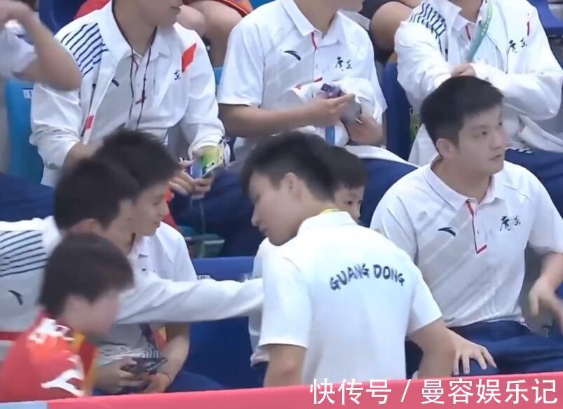 樊振东|狠咬一大口!师姐抢吃全红婵火腿肠,红姐一脸懵,转向樊振东抱怨