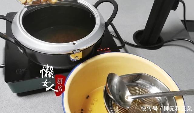  自己在家熬猪油，多做这几步，猪油又香又白不变味