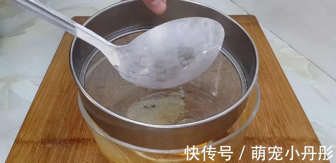 保鲜膜|以后面粉就这样做,一次炸一锅,个个香酥掉渣,比油条麻花还好吃