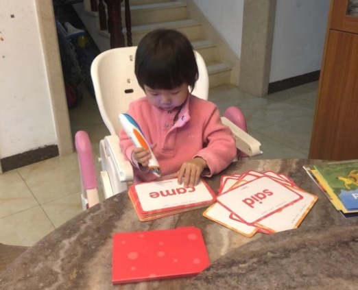 家长|妈妈随手给女儿布置的作业,女儿很自觉地学了起来,网友学霸!