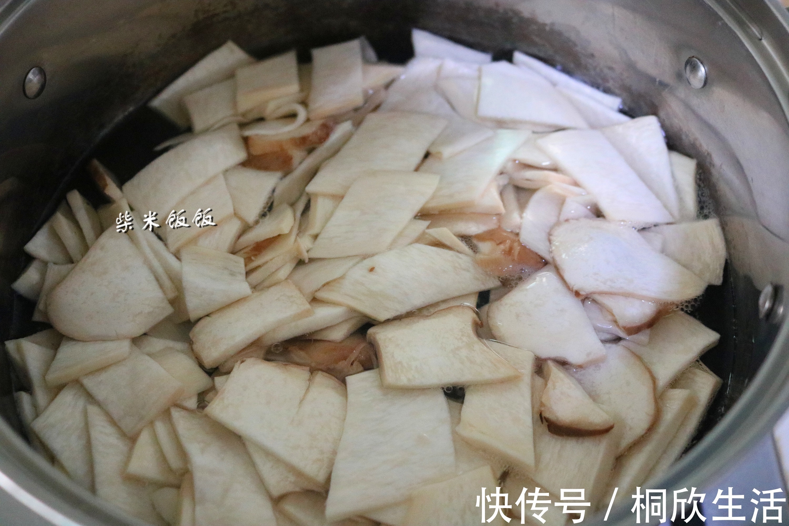 鲜香|杏鲍菇这样炒，不放肉也鲜香，我家两天炒一次，上桌就光盘