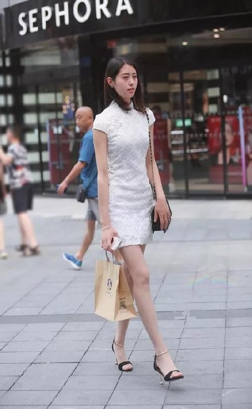 街拍：在我们一生当中，一定要尝试一下旗袍这件单品