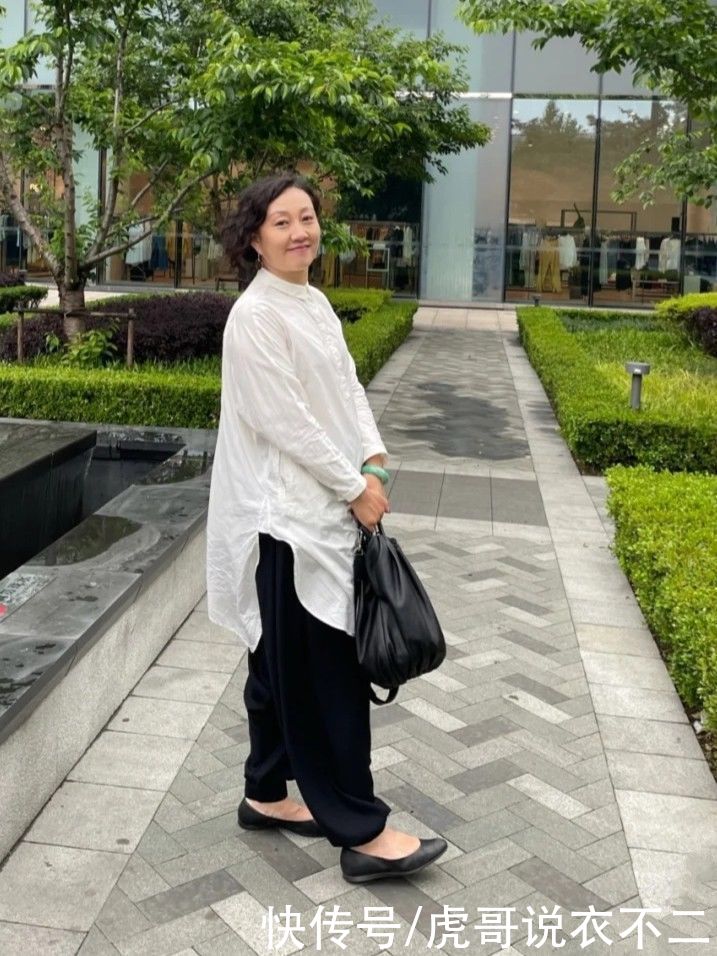 顺色|过了50岁的微胖女人，夏季流行“穿松不穿紧”，学她这么搭真优雅