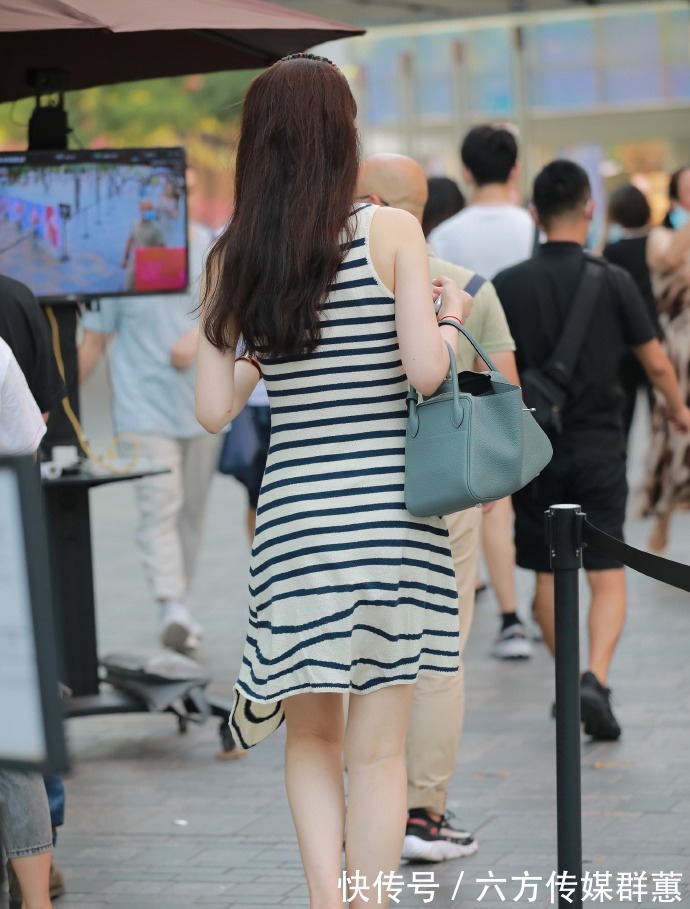 衣服|“随手”穿出门的衣服,款式简单,连搭配平底鞋都“耀眼”!