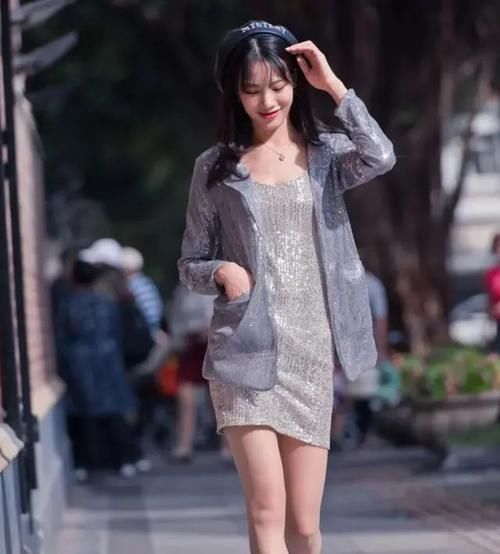 搭配|亮片连衣裙，搭配白帆布鞋，彰显休闲美感