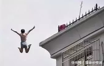 |搞笑PS:求大神帮我P成在路边尿尿,要霸气一点!