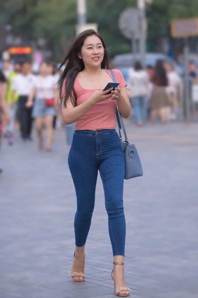 喜欢休闲风的你,修身牛仔裤搭T恤值得一试,简约大方又好看