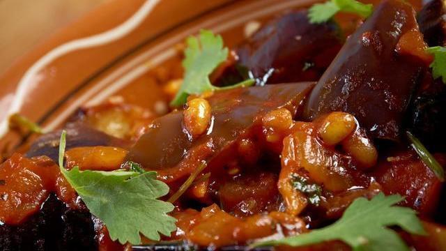 炒茄子先放油就错了,跟着大厨这样做,茄子不吸油不油腻,还入味