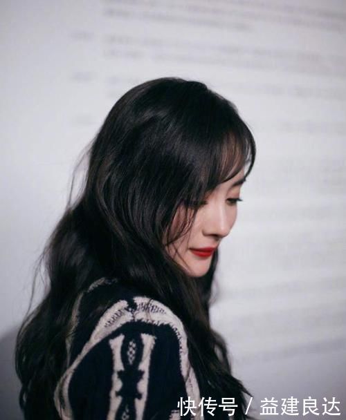 脸小|丸子头已经不流行了,今年这5种“发型”是真火,简单大方显脸小