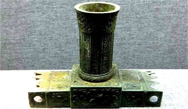 农民锄地挖出2200年前古墓,内藏4只“老虎”,专家墓主是赌徒