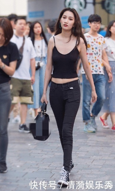 小背心 黑色小背心搭配休闲长裤,精致时尚,满满运动感